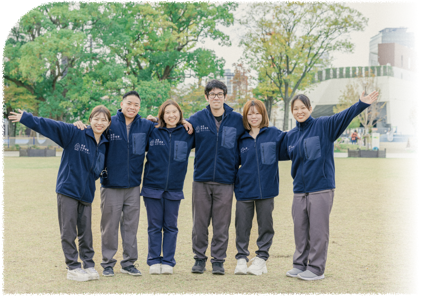 笑顔で集まる森重訪問看護ステーションのスタッフ6名