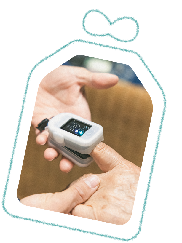 高齢者が医療機器で測定を行っている様子