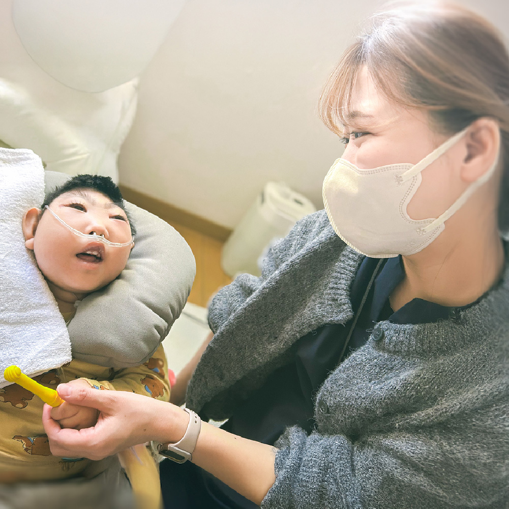 スタッフが子どもの健康観察を行っている様子