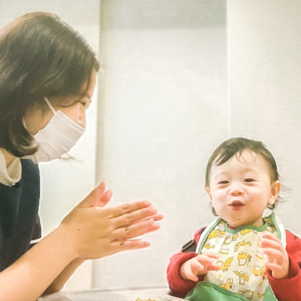 スタッフが子どもの食事支援を行っている様子