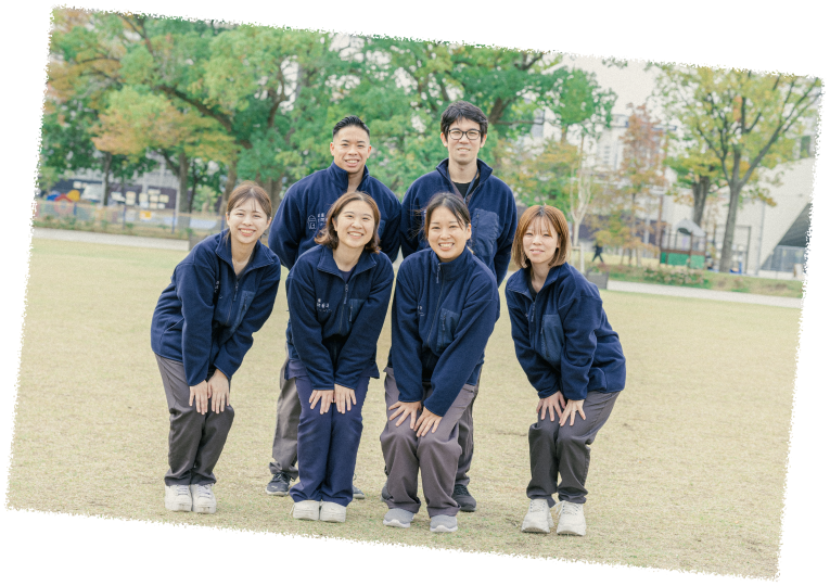 笑顔の男性スタッフ2名、女性スタッフ4名の集合写真