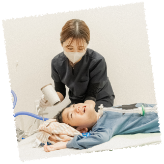 男の子の髪を乾かす女性スタッフ