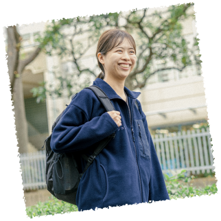 訪問看護に向かう笑顔の女性スタッフ