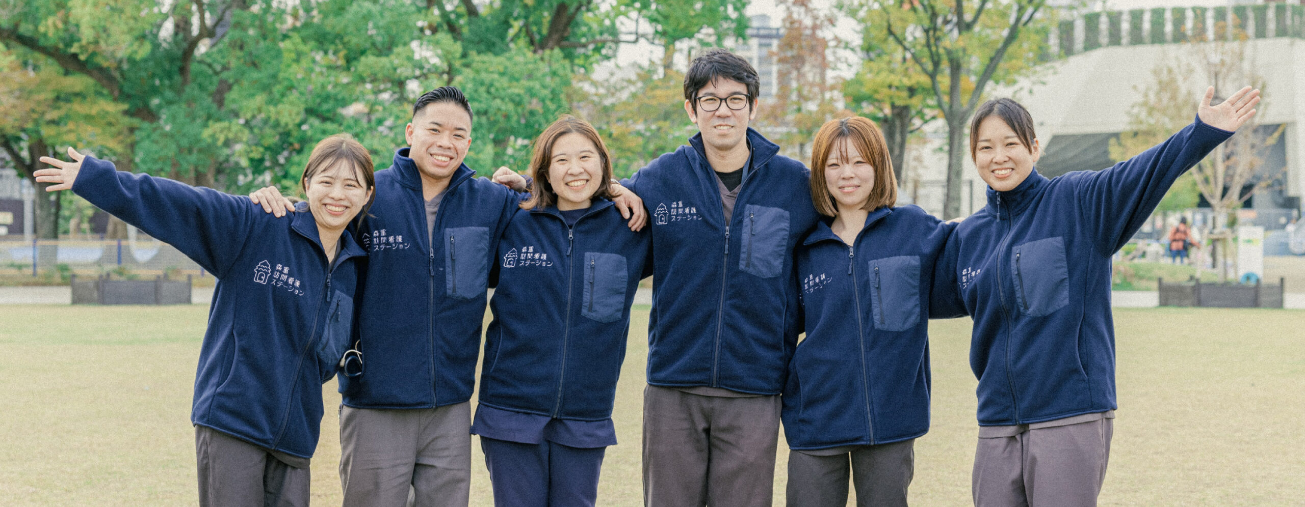 笑顔で集まる森重訪問看護ステーションのスタッフ6名