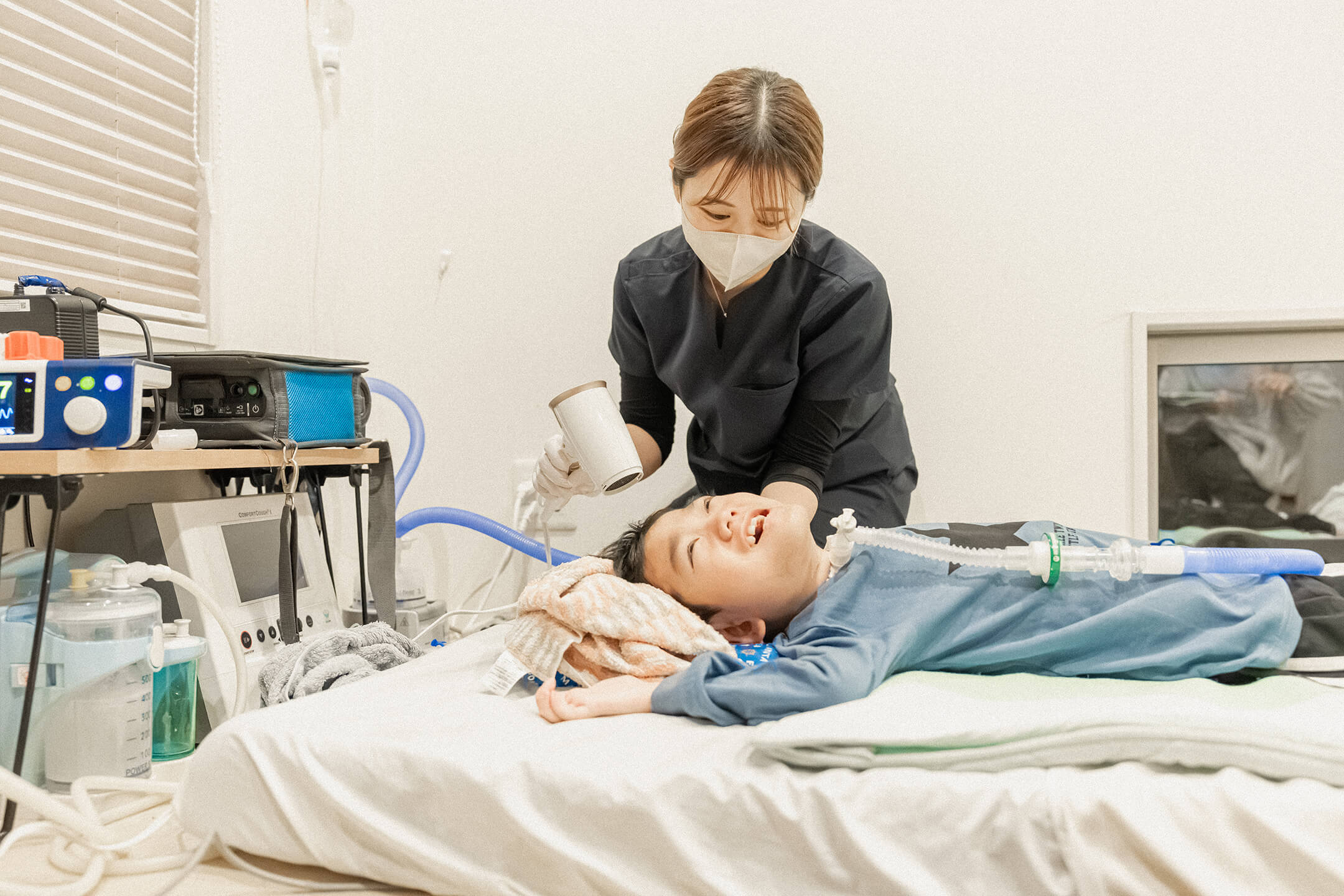 男の子の髪を乾かす女性スタッフ