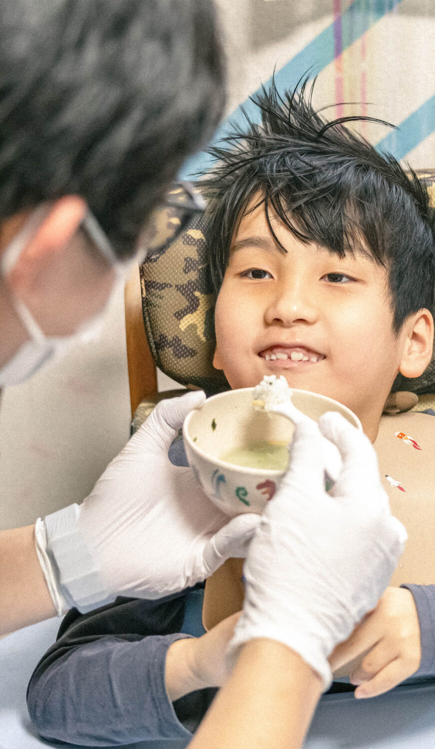 男の子が食事介助を受けている様子