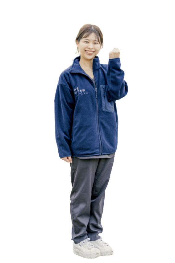 片手でガッツポーズをしている女性スタッフ