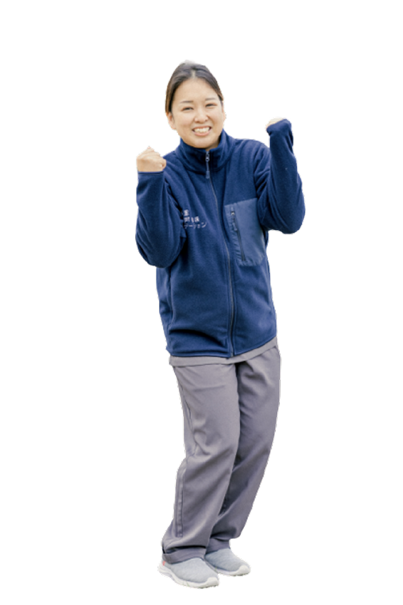 両手でガッツポーズをしている女性スタッフ