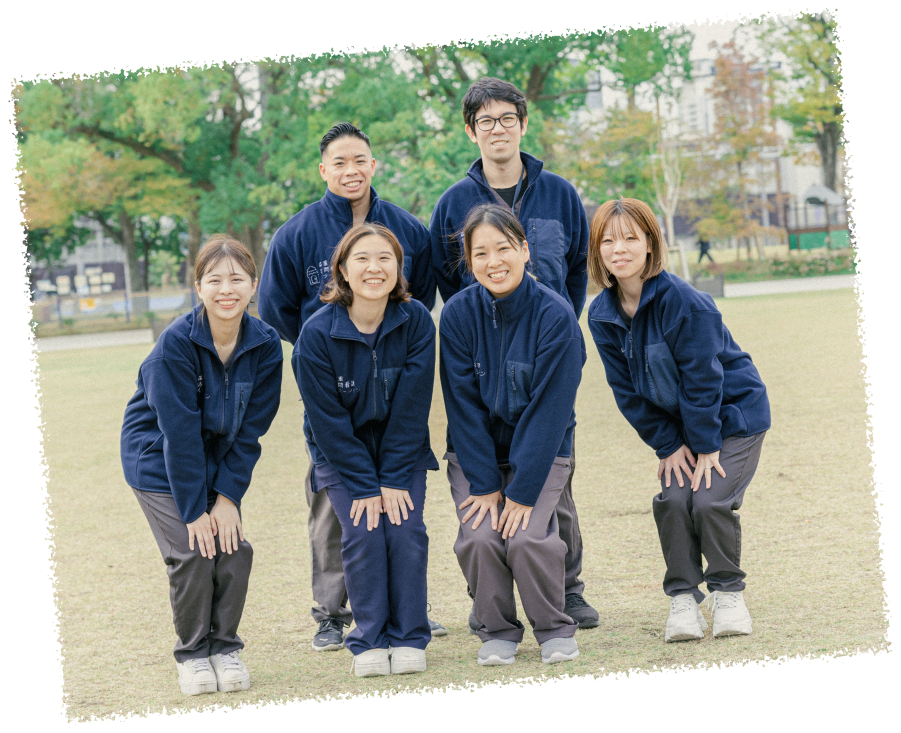 笑顔のスタッフ6名