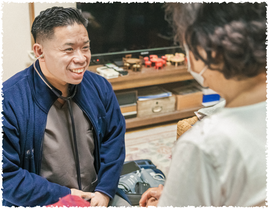 高齢女性に聴診器を当てる男性スタッフ