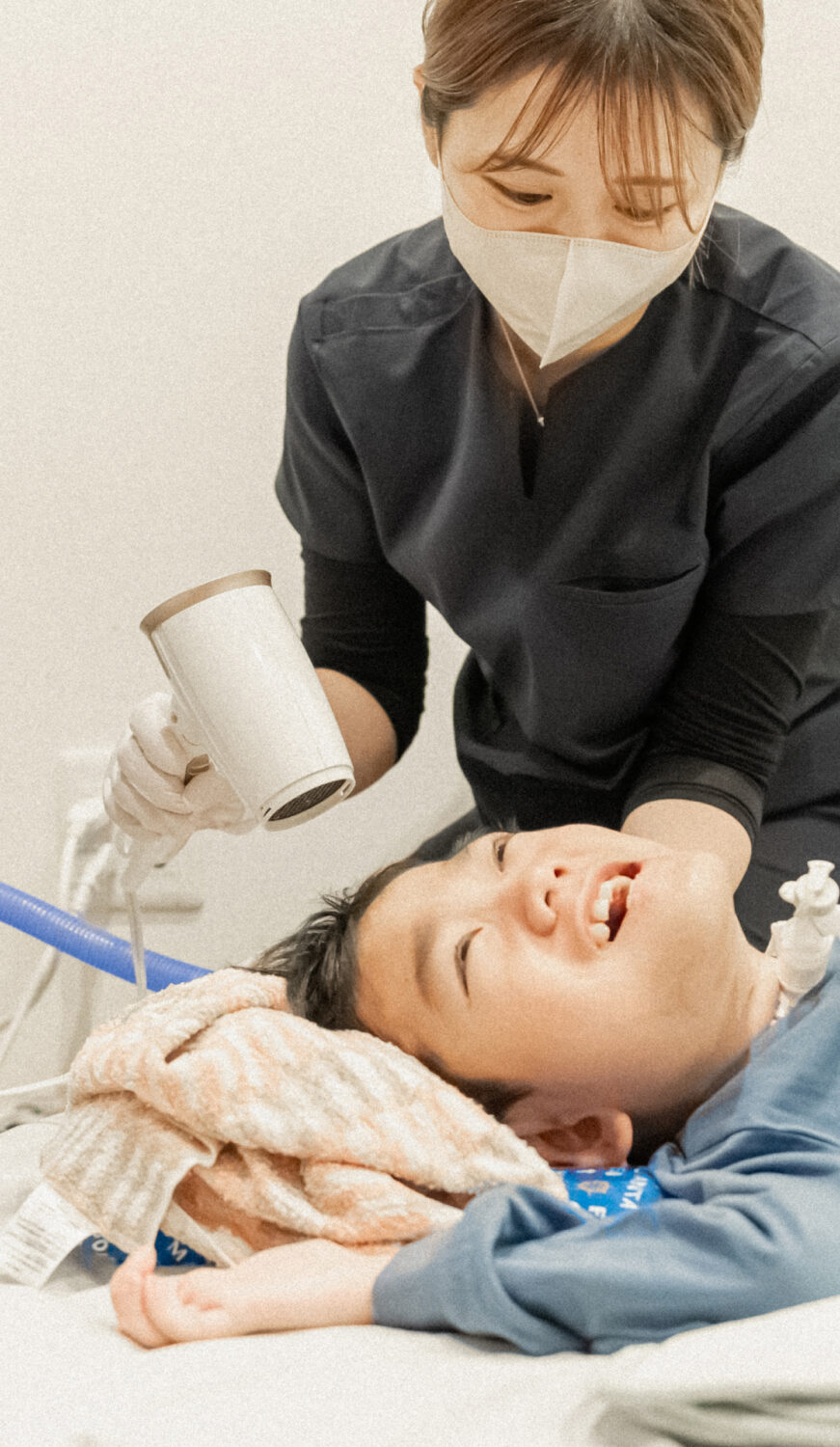 男の子の髪を乾かす女性スタッフ