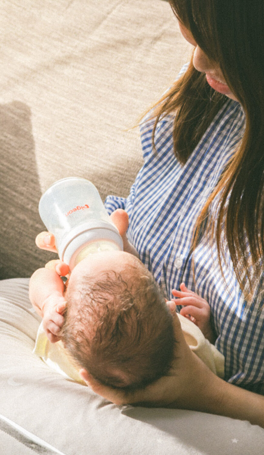 お母さんが赤ちゃんにミルクをあげている様子